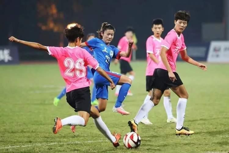 国际足球赛场上，女运动员们展现出色技术和拼搏精神的简单介绍