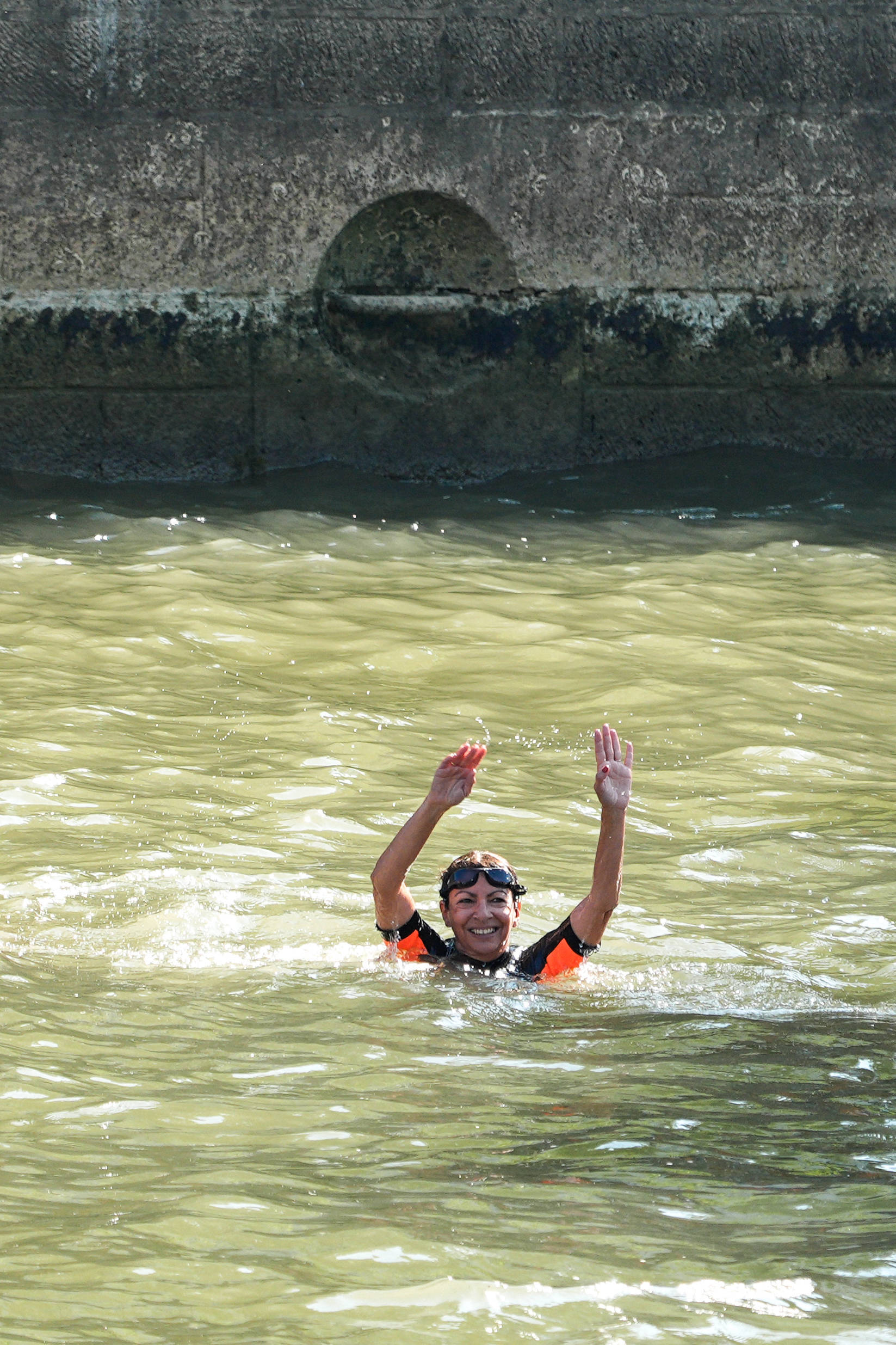 法国选手在游泳比赛中创造新世界纪录