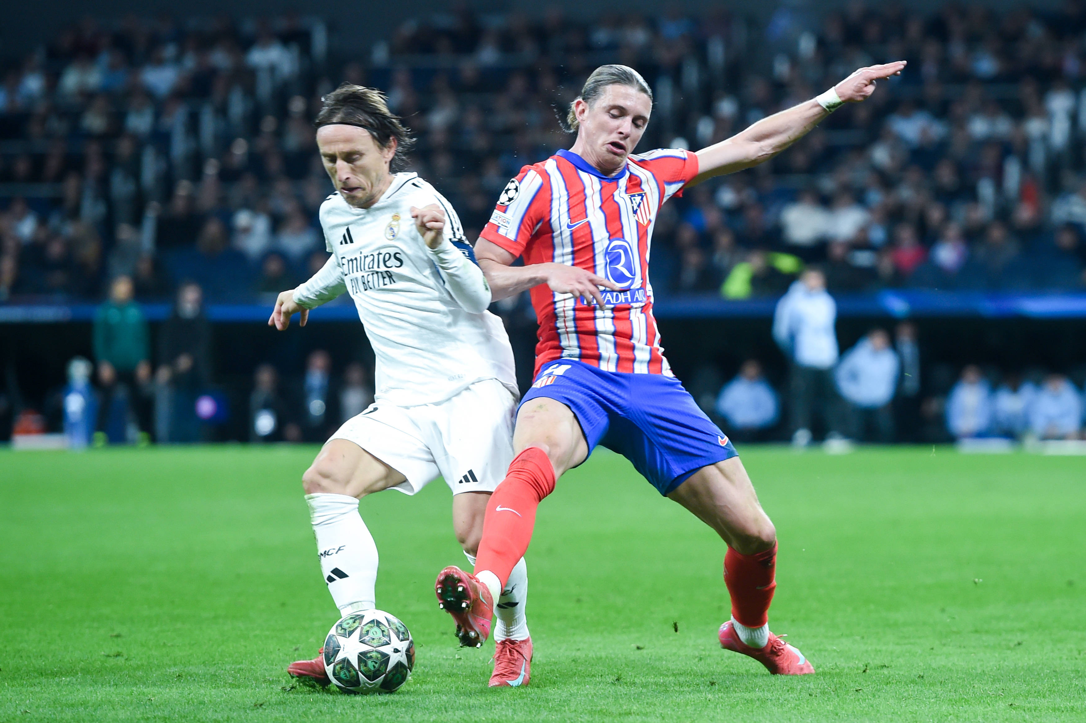 阿贾克斯主场三球大胜，锁定欧冠16强资格的简单介绍