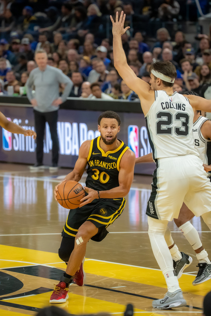 爱游戏官网-勇士逆转马刺，库里三分狂飙再现神迹