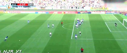 足坛一角：世界级球员展现技艺，场面激烈的简单介绍