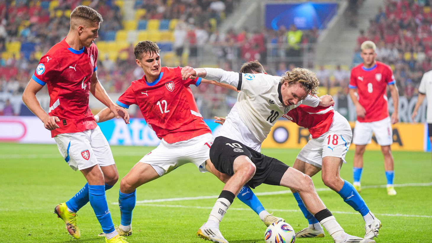 关于丹麦国家队成功晋级，将在下一阶段再战欧洲比赛的信息