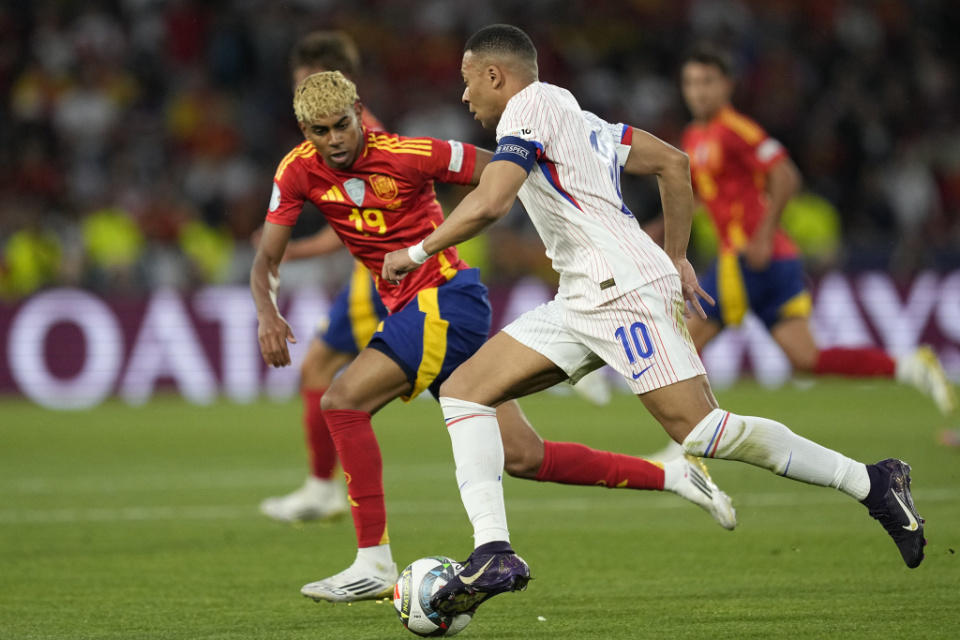 爱游戏官网-关于强强对话！欧洲杯预选赛前锋战术对决的信息