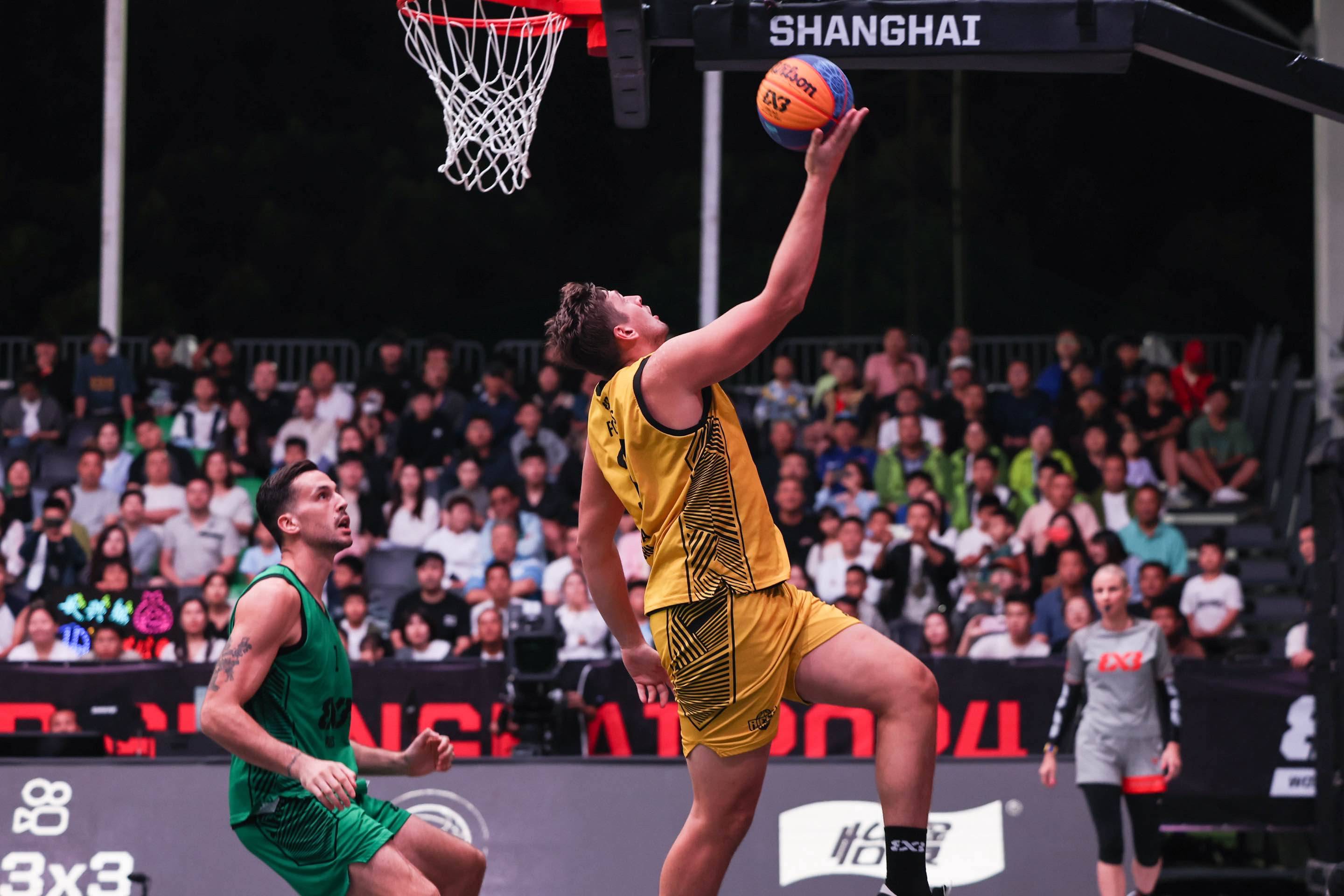 精湛的篮球技艺在赛场上展现得淋漓尽致